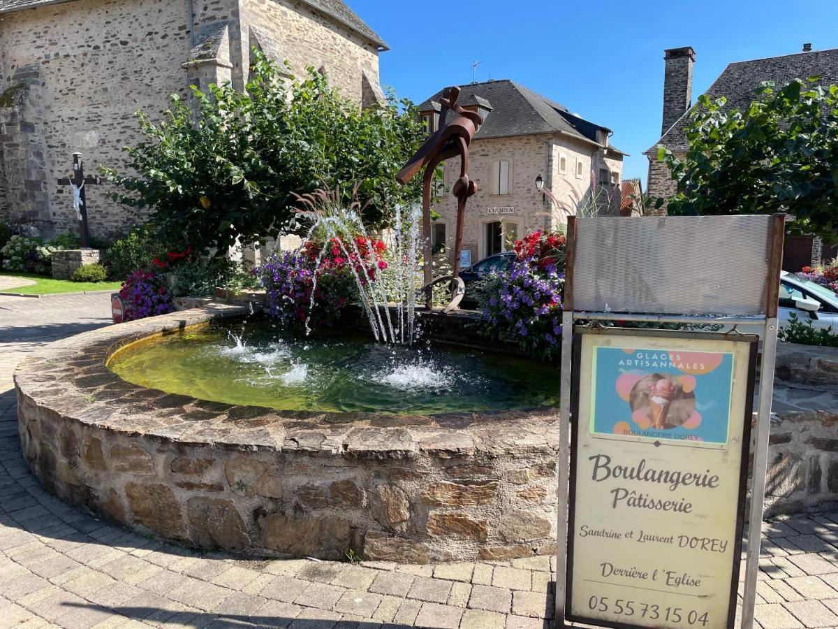 La Maison Charmante D'Elisabeth Saint-Ybard Bagian luar foto