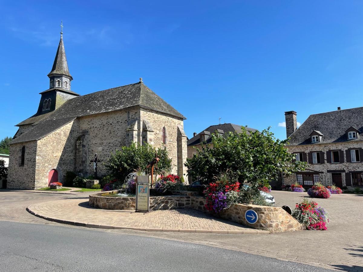 La Maison Charmante D'Elisabeth Saint-Ybard Bagian luar foto